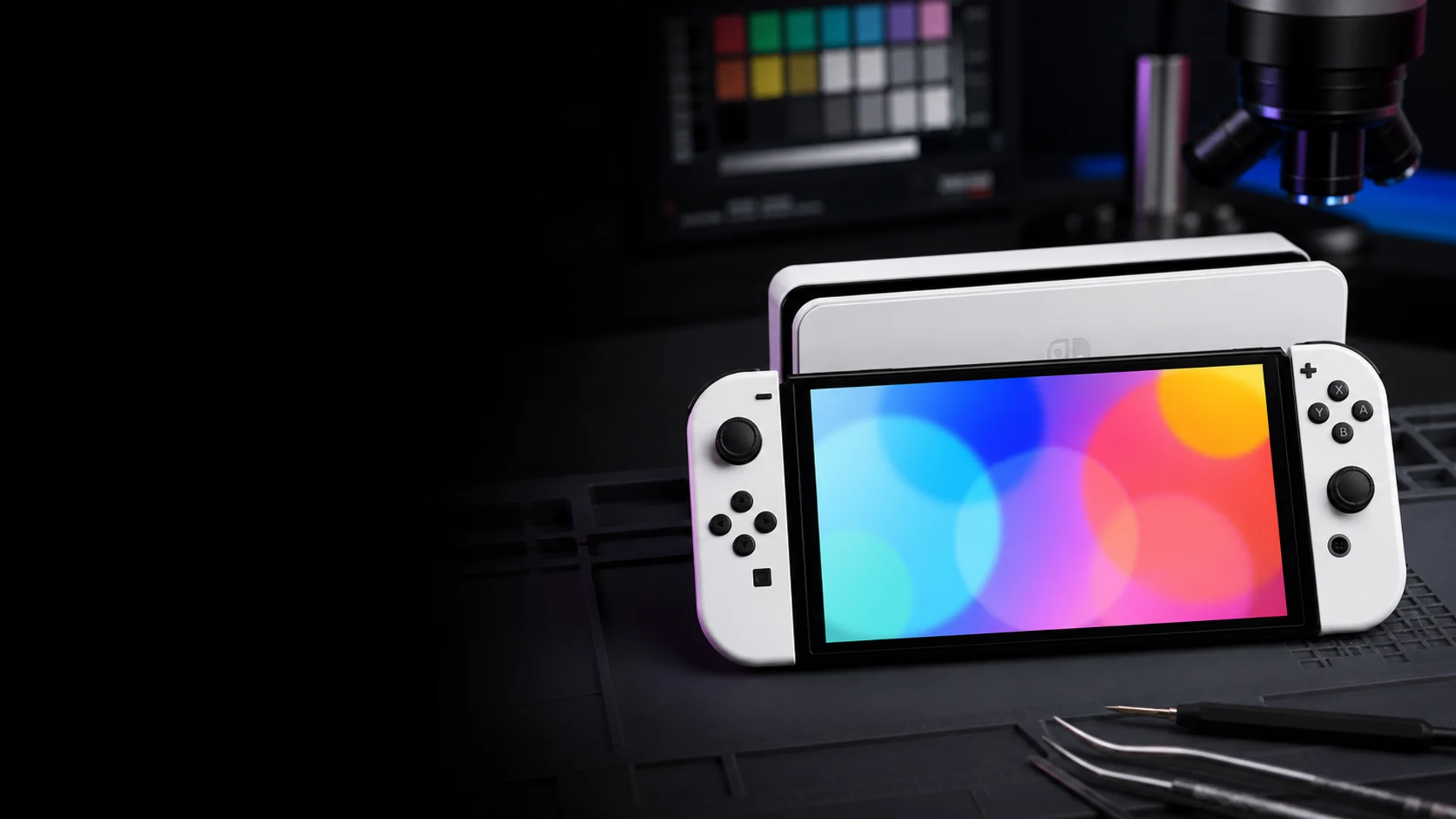 Nintendo Switch OLED на рабочем месте для чиповки