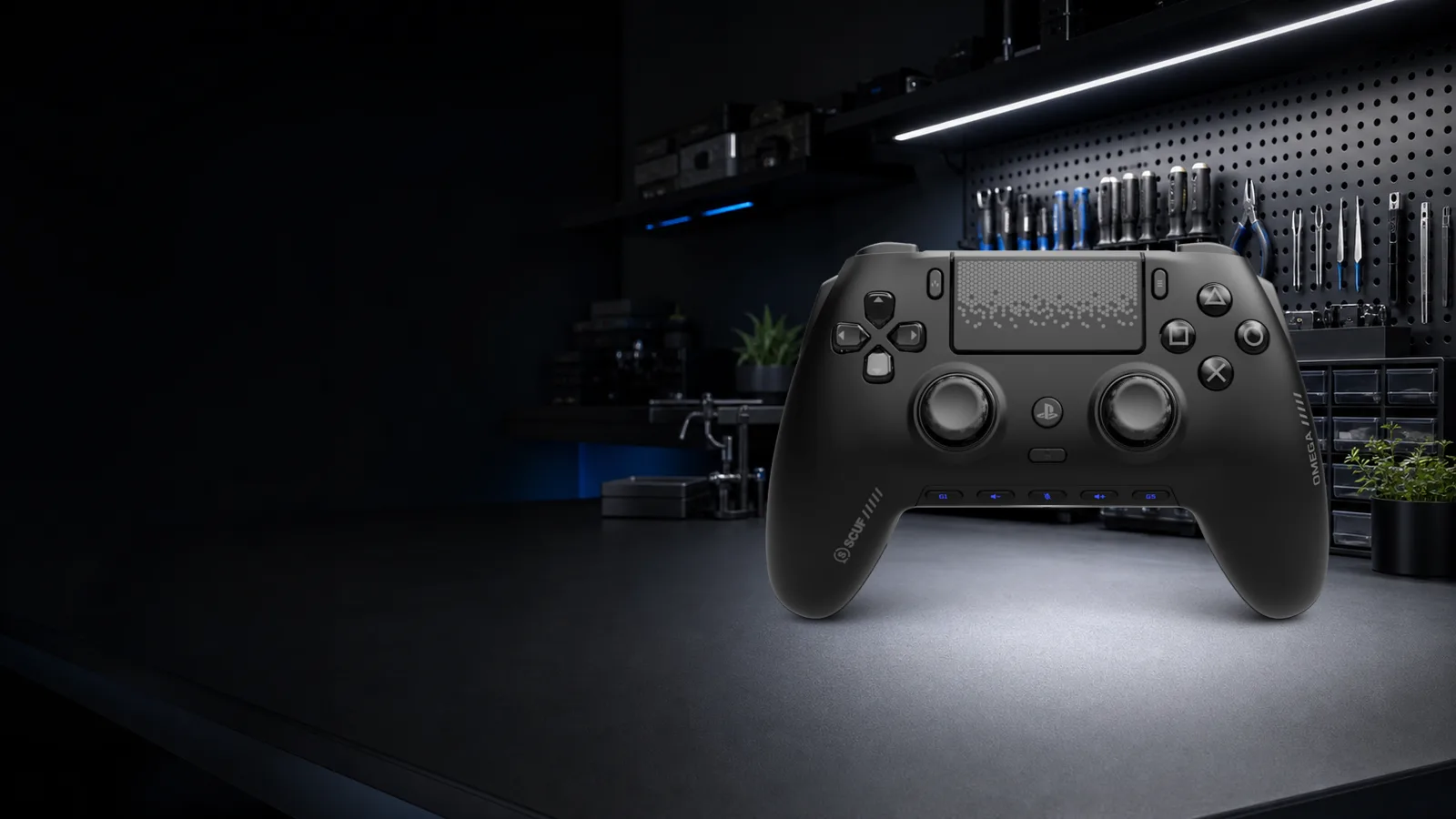 Профессиональные геймпады SCUF на рабочем месте мастера